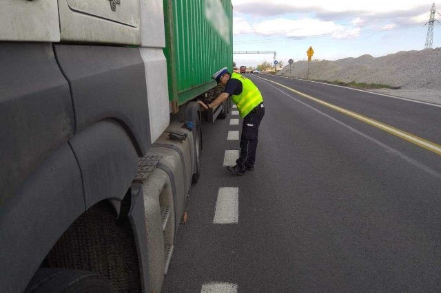 W jadącym autostradą A1 samochodzie ciężarowym marki Mercedes wystrzeliła opona. Kierowca zapanował nad pojazdem. Skończyło się to przymusowym postojem w Płochocinie (powiat świecki).Jaki informuje sierż. szt. Joanna Tarkowska, policjanci podjechali do kierowcy i zaproponowali mu pomoc. Zadbali o bezpieczeństwo kierowcy parkując radiowóz z włączonymi światłami błyskowymi za jego autem, aby poinformować pozostałych użytkowników drogi o obecności auta na poboczu. Post. Małgorzata Frukacz zabezpieczała miejsce postoju, a sierż. szt. Marcin Wróblewski pomógł kierowcy naprawić usterkę.- Następnie policjanci wstrzymali ruch, aby kierowca mógł bezpiecznie ruszyć w dalszą drogę - relacjonuje sierż. szt. Joanna Tarkowska.