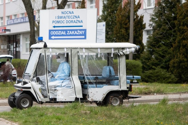 W piątek rano w szpitalu im. Strusia w Poznaniu przebywało 173 pacjentów, w tym 132 z potwierdzonym koronawirusem. W nocy z piątku na sobotę do poznańskiego szpitala zakaźnego przetransportowano 28 podopiecznych z kaliskiego DPS-u. Na zdjęciu meleks, którym wożeni są pacjenci szpitala przy Szwajcarskiej