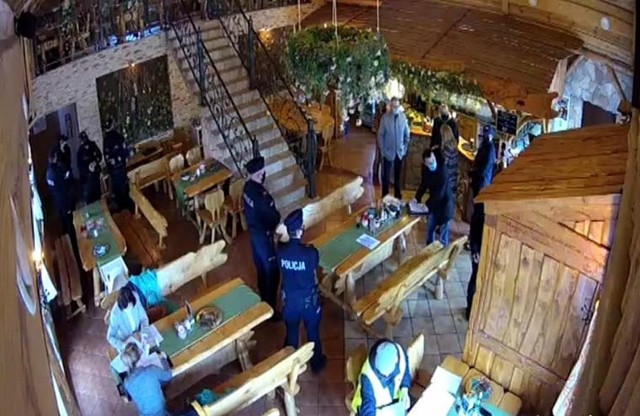 Policja i sanepid z interwencją w Chacie Staropolskiej, która przyjmowała klientówZobacz kolejne zdjęcia. Przesuwaj zdjęcia w prawo - naciśnij strzałkę lub przycisk NASTĘPNE