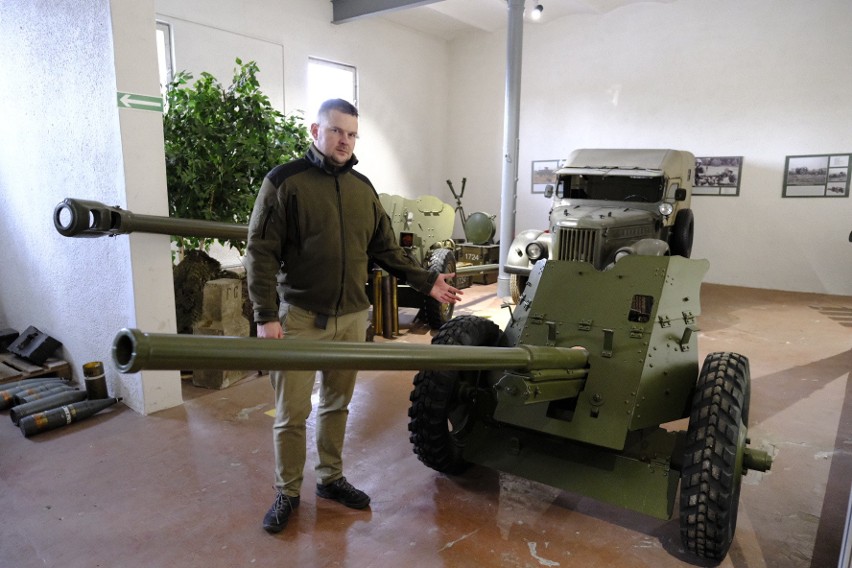 Na zdjęciu nowy eksponat - 45 mm armata przeciwpancerna wz....