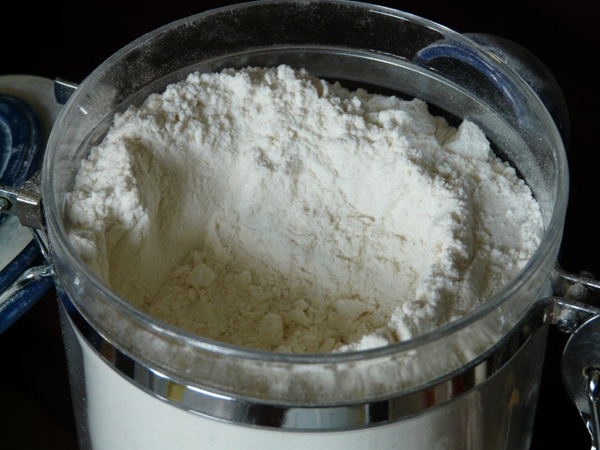 1 kg mąki pszennej zależy od sieci handlowej i marki mąki,...