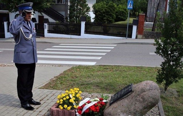 W Brzeźnie Szlacheckim znajdują się Dęby Pamięci poświęcone zamordowanym w 1940 roku w Twerze policjantom Policji Państwowej. Dęby zostały posadzone w ramach programu edukacyjnego „Katyń… ocalić od zapomnienia”. Każdy z tych dębów ma również odpowiednik w postaci tablicy pamięci, które znajdują się w sali odpraw Komendy Powiatowej Policji w Bytowie. W dniu Święta Policji, a jednocześnie w 102. rocznicę powstania Policji Państwowej insp. Andrzej Borzyszkowski, komendant bytowskiej jednostki policji złożył kwiaty pod tablicą pamięci i oddał hołd zamordowanym w Zbrodni Katyńskiej.