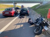 Wypadek w Brzegach z udziałem dwóch samochodów i motocyklisty na ekspresowej S7