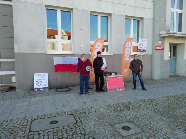 W Dzień Nauczyciela pod 16 kuratoriami w Polsce odbyła się akcja "Kartka do Czarnka"