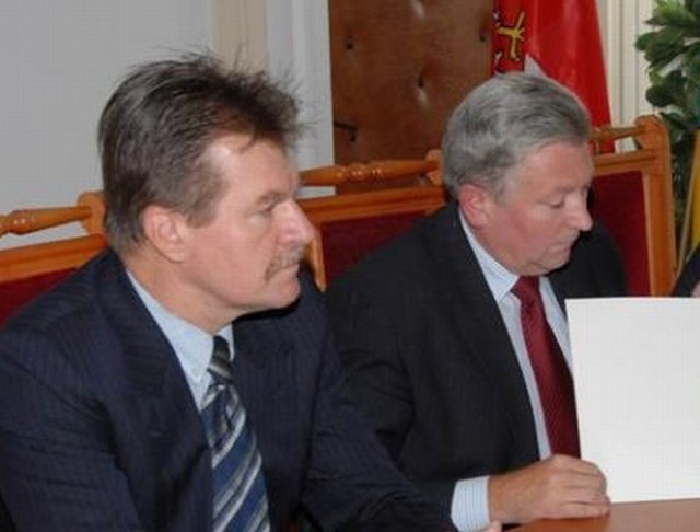 Przez osiem lat Jerzy Pawluczuk (z lewej) był zastępcą burmistrza Mieczysława Szymalskiego
