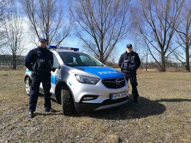 Aspirant Artur Panasewicz (po lewej) i sierżant sztabowy Andrzej Klim to białostoccy policjanci, którzy wzięli udział w akcji ratowania 22-letniego mężczyzny, który próbował rzucić się z wieżowca na Słonecznym Stoku