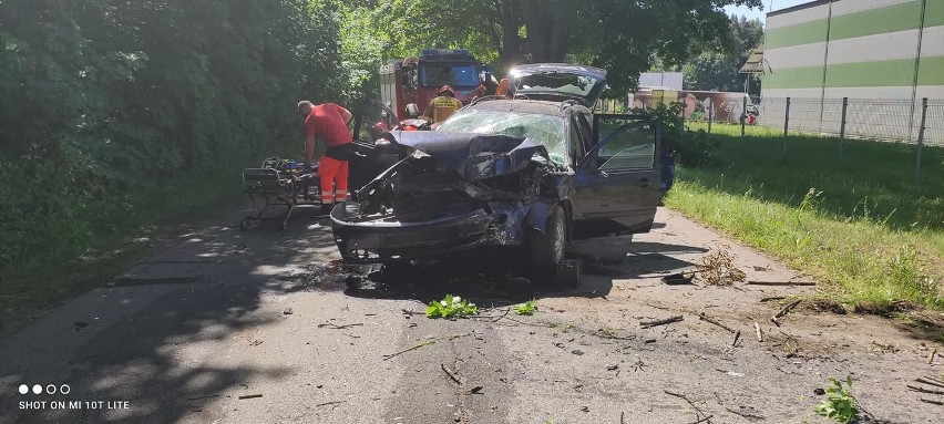 W Krąplewicach samochód uderzył w drzewo. Wezwano śmigłowiec LPR
