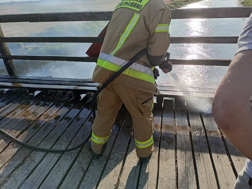Bronowo. Palił się wyjątkowy most na Narwi. Były na nim kręcone sceny do filmu "Wołyń". Prawdopodobne podpalenie