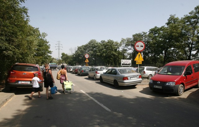 Zjazd z autostrady A4 w ulicę Żeliwną. Po prawej stronie był znak o zakazie zatrzymywania się...