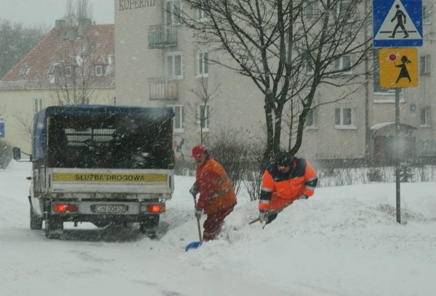 Zima zaatakowała Inowrocław. Na głównych ulicach długie korki i śniegu "po kolana"