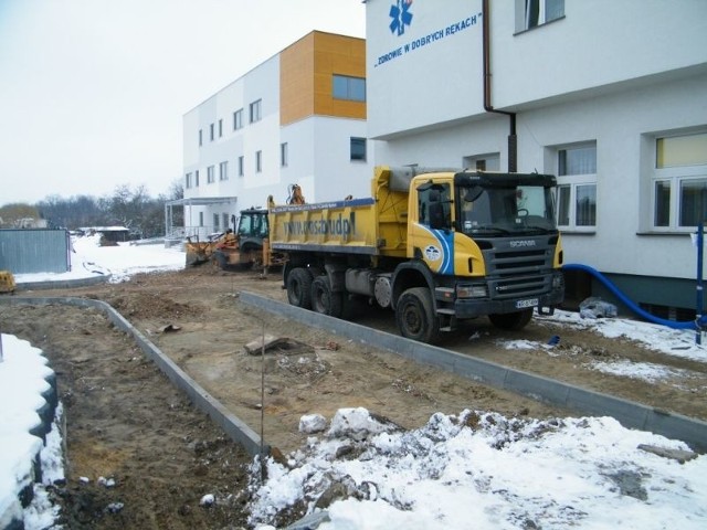 Teraz trwa budowa dróg dojazdowych do nowego budynku izby przyjęć przy szpitalu w Nowym Mieście nad Pilicą.