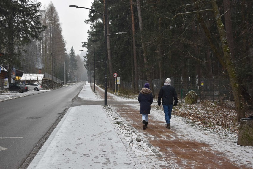 Śnieg sypie w Zakopanem. Drogi mogą być śliskie i niebezpieczne [ZDJĘCIA]