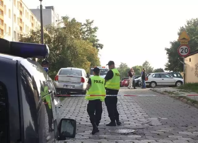 Poniedziałek, po godzinie 6 rano - ekipy policyjne pracują na miejscu zabójstwa przy ulicy Szkolnej w Kielcach