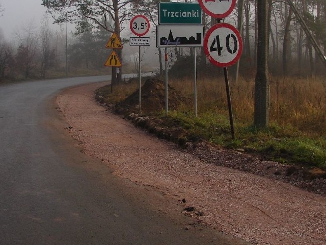 W poniedziałek droga wjazdowa do Trzcianek była przygotowana do poszerzenia. W środę był już wylany asfalt. 