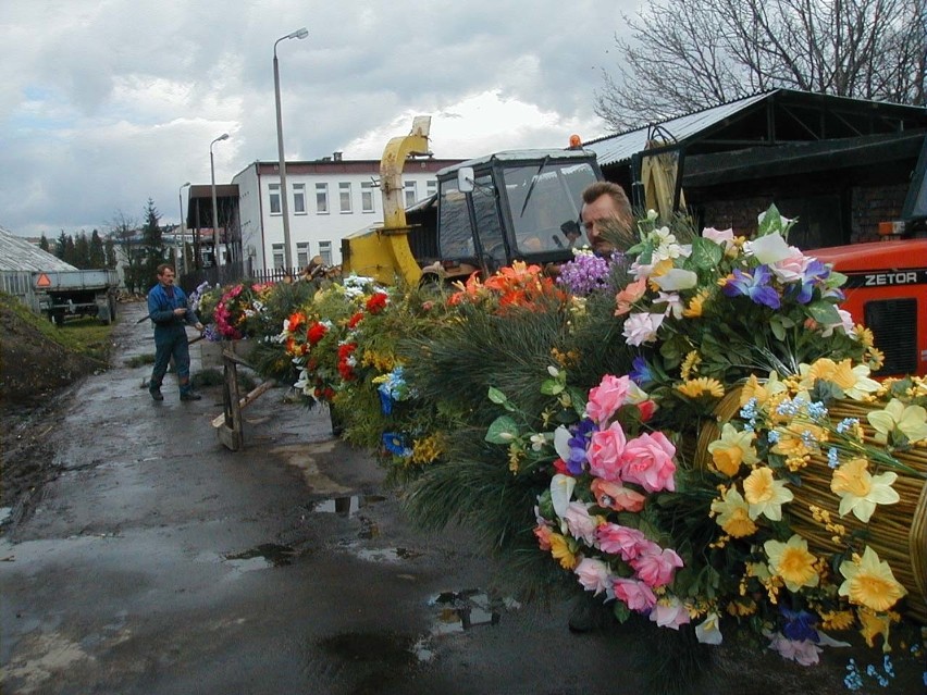 Nowy Sącz. Jak ustawiano tradycyjną palmę na sądeckim rynku? Zobacz archiwalne zdjęcia