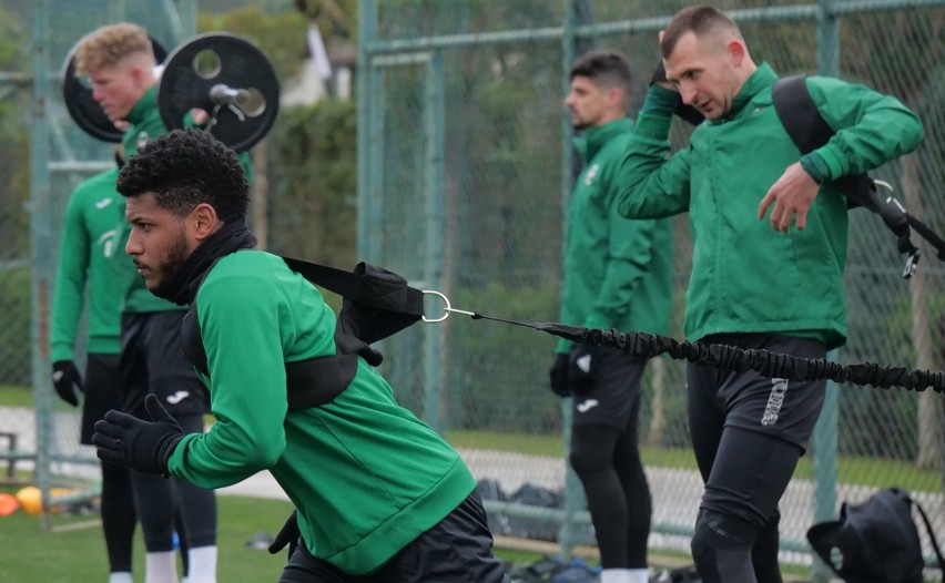 Trening na boisku w Belek i w siłowni.