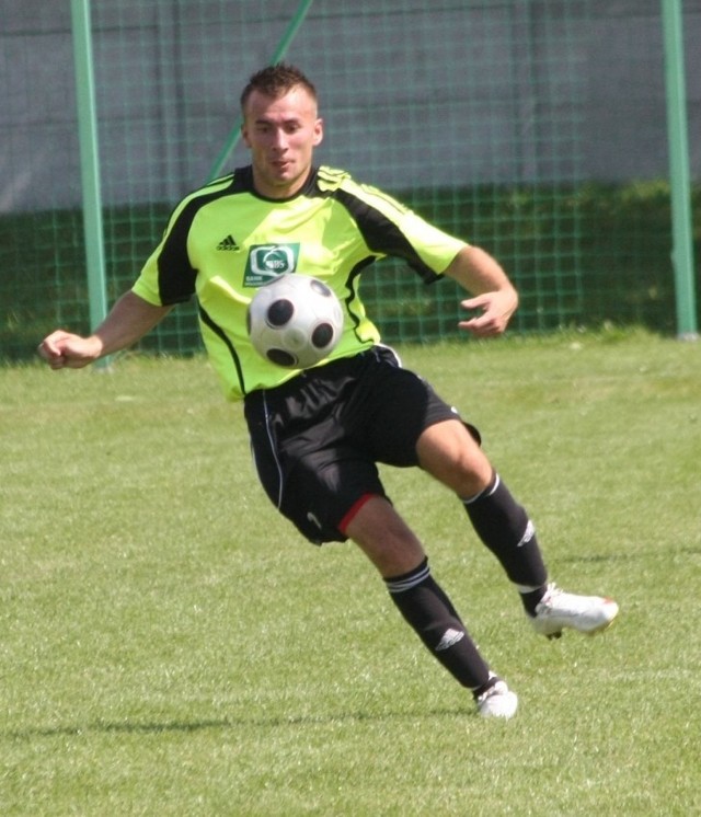 Zdobywając dwa gole Łukasz Janczarek zgłosił aspiracje do gry w zdzieszowickiej drużynie.