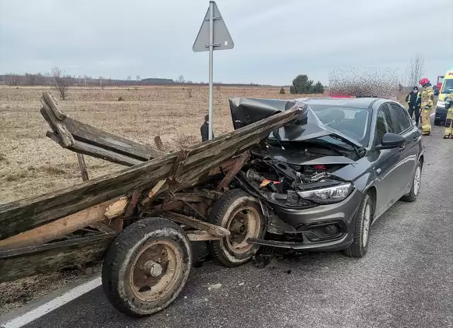 W gminie Klwów w powiecie przysuskim samochód osobowy wbił się w tył przyczepy ciągniętej przez traktor.