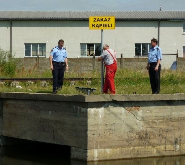 Jedna z tablic zakazujących kąpieli została ustawiona przez pracowników Zakładu Usług Komunalnych przy dzikim zbiorniku wodnym, w okolicach torów kolejowych na Potkanowie.