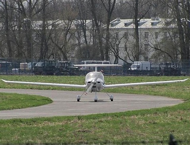 Samolot diamond DA-20 C1 na drodze kołowania lotniska wojskowego w Dęblinie.