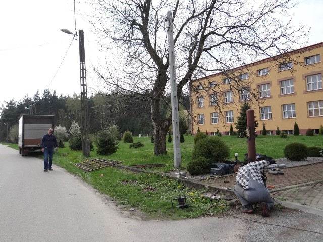 Starą bramę i ogrodzenie Domu Dziecka już zdemontowano.Z lewej Damian Szwagierczak, dyrektor placówki.