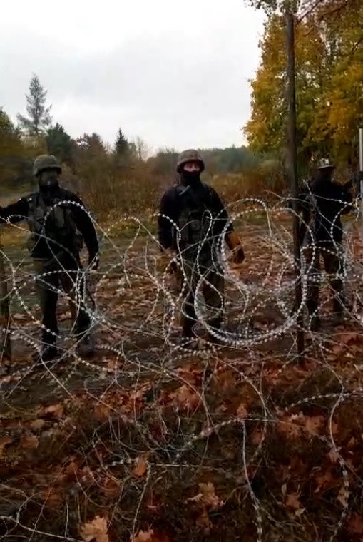 Szturm na granicy polsko-białoruskiej. Imigranci próbują sforsować zasieki! Słychać okrzyki: „Niemcy, Niemcy” [ZDJĘCIA, WIDEO]