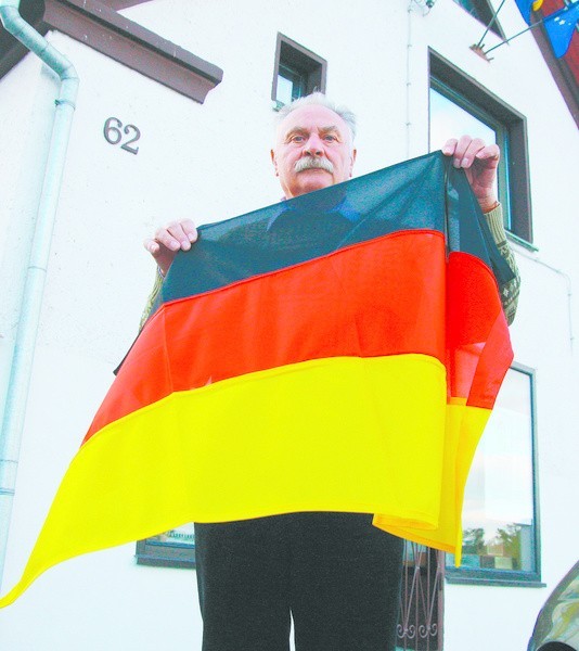 - Zabrali nam już drugą flagę - mówi Ernst Mittmann.