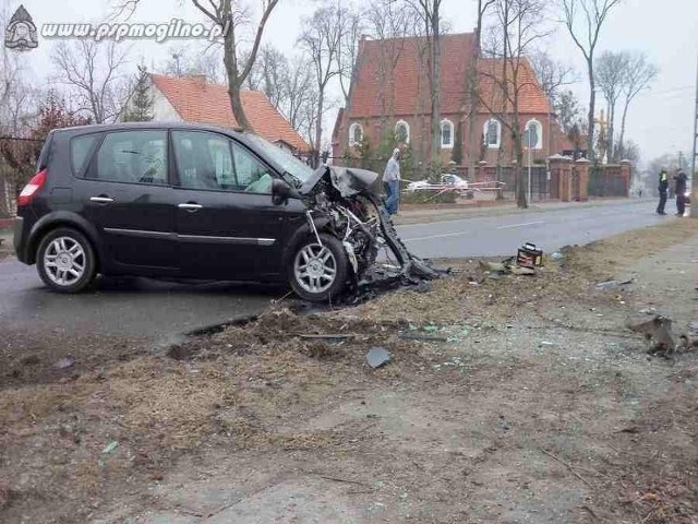 W centrum Mogilna zderzyły się jaguar i renault scenic