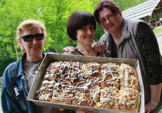 - Dochód ze sprzedaży ciast przeznaczamy na cele społeczne &#8211; mówią Renata Humeniuk, Agata Troczyńska i Barbara Kozdrowska.