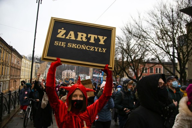 Strajk Kobiet. Protesty w ostatni weekend listopada odbyły się m.in. w Krakowie, Wrocławiu, Trójmieście i Warszawie. W galerii transparenty i hasła z ostatniego miesiąca