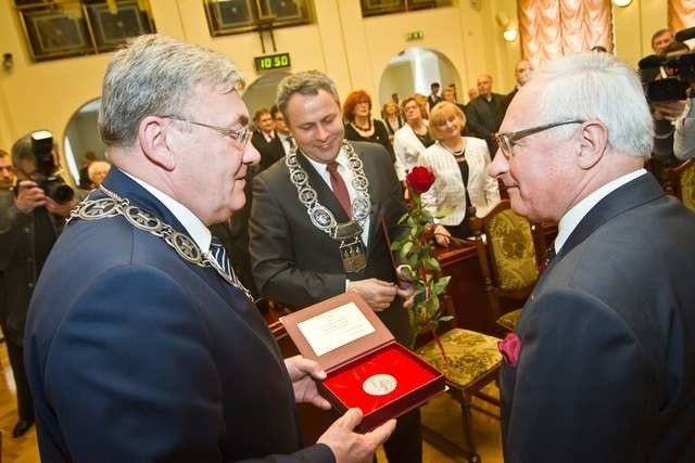 Przewodniczący Roman Jasiakiewicz wręcza Medal Króla Kazimierza Wielkiego profesorowi Józefowi Kubikowi. Na drugim planie prezydent Rafał Bruski