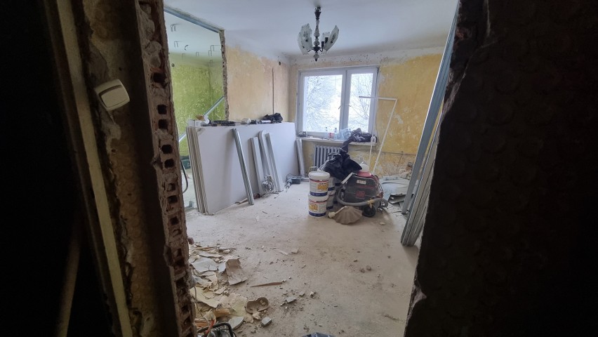 Moravia Anna-Bud Morawica remontuje mieszkanie potrzebującej rodzinie. We wtorek wykonywano kolejne prace. Zobaczcie zdjęcia i wideo