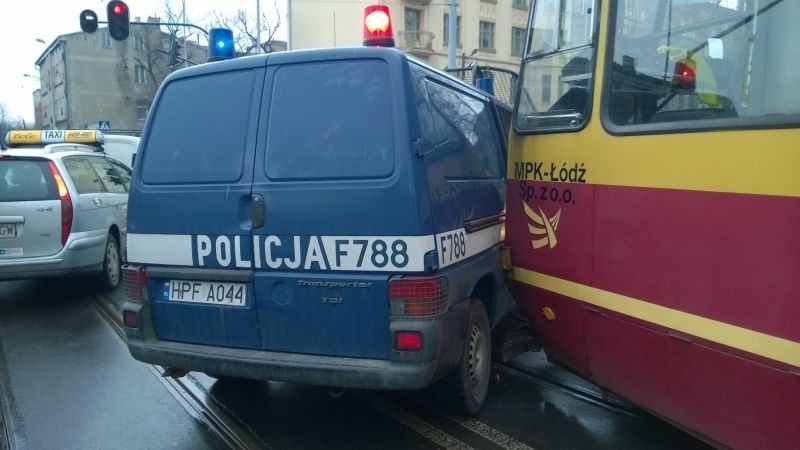 Wypadek na ul. Pomorskiej. Radiowóz zderzył się z tramwajem [zdjęcia]