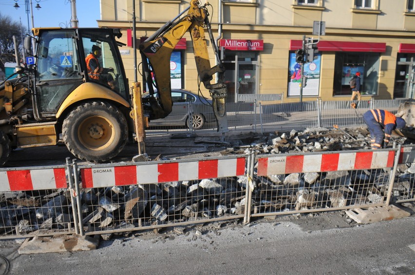 Kraków. W Podgórzu demontują stare torowisko. Roboty za ponad 4 mln zł zakończą się w lutym [ZDJĘCIA]