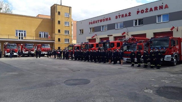 W czwartek 20 maja, w Komendzie Powiatowej Straży Pożarnej w Kozienicach zorganizowano spóźnione obchody Święta Strażaka. - Przez pandemię trochę opóźnione, ale szczere i zasłużone życzenia dla strażaków, druhów i ich rodzin, podczas uroczystych obchodów Święta Strażaka w KPSP w Kozienicach. W trakcie uroczystości przekazałem druhom z OSP w Stanisławicach kluczyki do samochodu strażackiego, to jeden z 6 ciężkich wozów strażackich zakupionych na Mazowszu - napisał Piotr Kozłowski na Facebooku.>