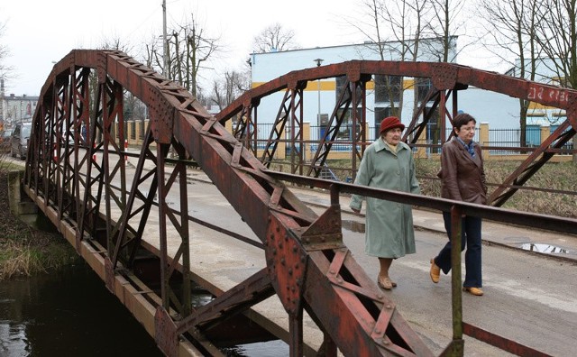 Zardzewiały Most Łabędzi przy ulicy Orzeszkowej w Słupsku.