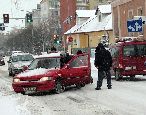 Tarnobrzeg > Drogowcy nie nadążają z odśnieżaniem