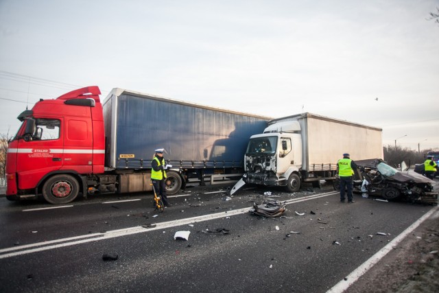 W Kruszynie na wysokości karczmy Gospoda w powiecie bydgoskim zderzyły się 4 samochody: 2 osobowe (volkswagen polo, seat toledo) i 2 samochody ciężarowe (renault midlum i volvo). Przyczyną wypadku było najprawdopodobniej niezastosowanie się do znaku „STOP”. Dodatkowo jeden z kierujących był nietrzeźwy.Przed godziną 7 dyżurny bydgoskiej policji otrzymał informację o zdarzeniu drogowym w miejscowości Kruszyn. Jak się okazało, w zdarzeniu brały udział cztery pojazdy (volkswagen, seat, renault i volvo). Ze wstępnych ustaleń funkcjonariuszy wynika, że sprawcą wypadku jest kierujący volkswagenem polo, który wyjeżdżając z drogi podporządkowanej nie zastosował się do znaku (B-21) „STOP” i zderzył się z kierującym pojazdem marki Seat. W wyniku uderzenia vw został przepchnięty i zderzył się z samochodem ciężarowym marki Reanult, którego kierowca chcąc uniknąć zderzenia zjechał na pobocze i uderzył w stojący pojazd ciężarowy marki Volvo. - Trzy osoby z vw zostały przewiezione do szpitala. Ponadto, w trakcie badania trzeźwości, okazało się, że kierujący seatem 28-latek jest nietrzeźwy. Miał blisko dwa promile alkoholu w organizmie - podaje podkom. Przemysław Słomski z zespołu prasowego KWP Bydgoszcz. Funkcjonariusze zatrzymali mu prawo jazdy. Mężczyzna będzie odpowiadać za kierowanie pojazdem w stanie nietrzeźwości. Teraz policjanci wyjaśniają dokładne przyczyny i okoliczności tego wypadku. Czytaj również: Zdałeś prawo jazdy? Czekają Cię dodatkowe kursyJak się zdaje egzamin praktyczny na prawo jazdy?