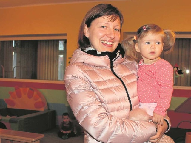 Katarzyna Medoń z córką Klaudią. Dziewczynka chodzi do żłobka przy Dziennym Domu Pomocy w Oświęcimiu. Następna rekrutacja do tej placówki odbędzie się na przełomie marca i kwietnia.