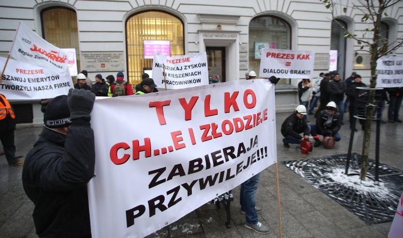 Protestowali przed magistratem. „Tylko ch... i złodzieje zabierają przywileje” [zdjęcia]