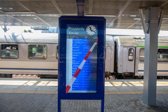 Na peronach w Gdańsku-Wrzeszczu po staremu - tablice systemu informacji pasażerskiej zamontowane w grudniu wciąż nie działają