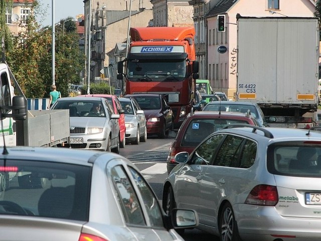 Piętą Achillesową komunikacji jest most na Obrze. Od strony centrum samochody wjeżdżają tam z kilku ulic: Waszkiewicza, Ściegiennego, Ks. Skargi i Staszica.