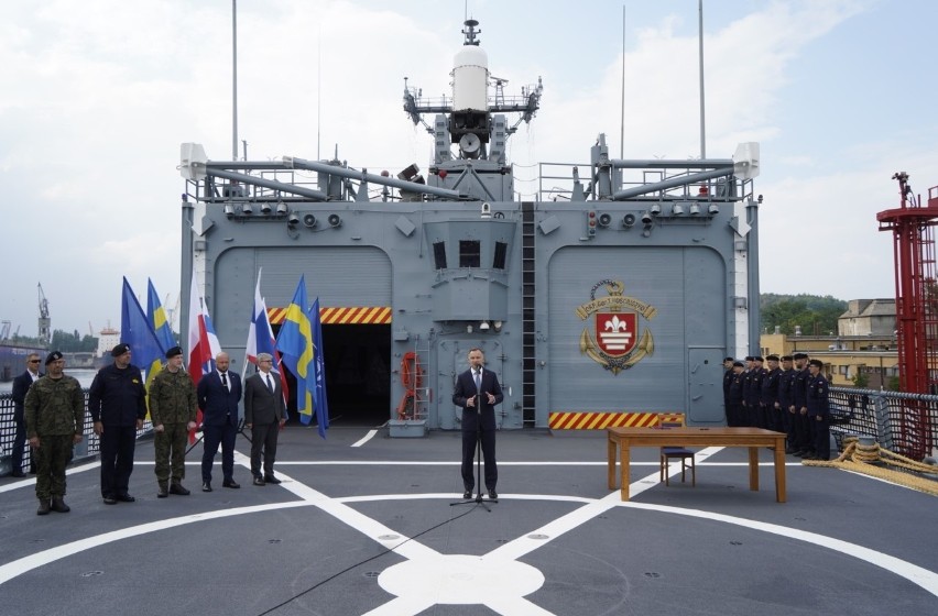 Prezydent Andrzej Duda w Gdyni. Dokumenty ws. ratyfikacji akcesji Szwecji i Finlandii do NATO podpisane. ZDJĘCIA