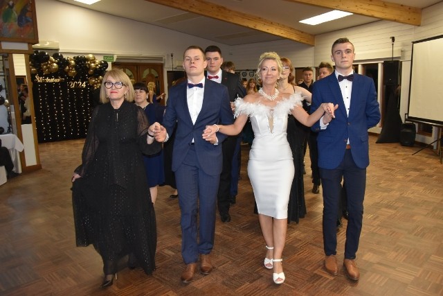 Tegoroczni maturzyści z Powiatowego Zespołu Szkół w Somoninie swoje 100 dni do matury świętowali w ośrodku Żabi Dwór w Ostrzycach.