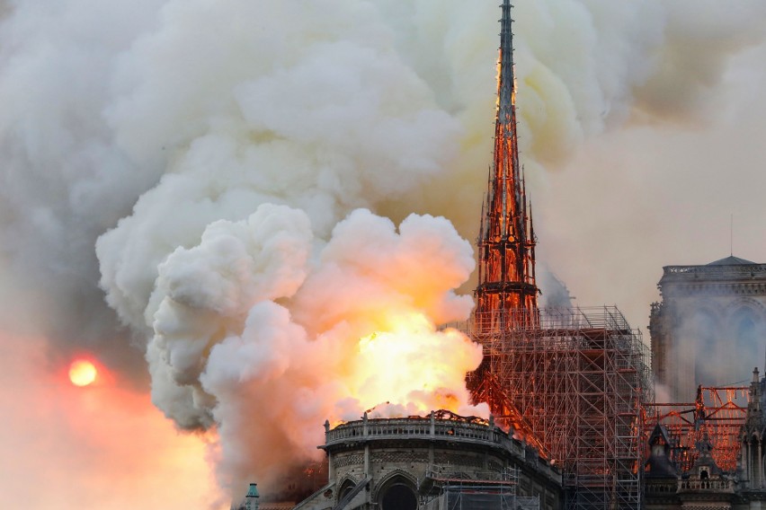 Francja: Pożar katedry Notre Dame w Paryżu NA ŻYWO [ZDJĘCIA Z WNĘTRZA] Spłonął dach katedry ZNISZCZENIA Katedra zostanie odbudowana