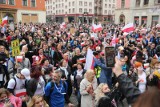 Wrocław. Manifestacja antycovidowców w Rynku rozwiązana. Tłum bez maseczek