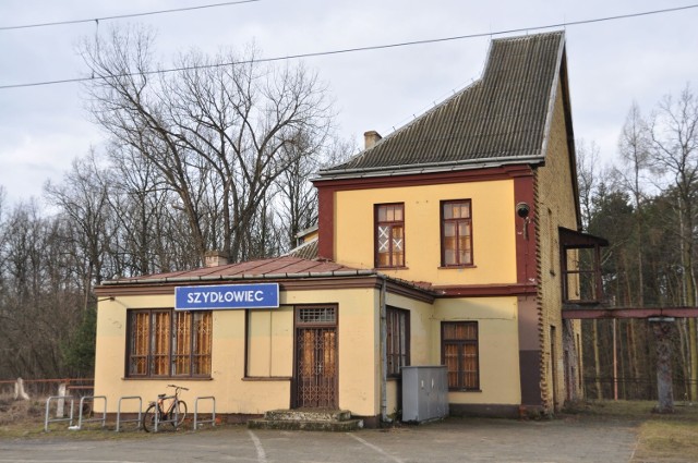 Starostwo Powiatowe zamierza wykonać parking obok byłego dworca PKP w Szydłowcu. Czeka także na propozycje zagospodarowania ruiny budynku.