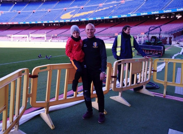 Na zdjęciu Mariusz Jaguś z synem Julianem podczas wizyty na słynnym stadionie Camp Nou.