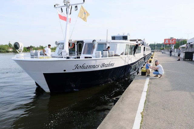 Luksusowe rzeczne cruisery przy nabrzeżu w Szczecinie