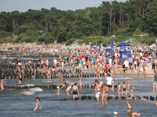 Podsumowanie letniego sezonu. Jest bardzo dobrzeUstecka plaża była tak oblegana przez turystów, że trudno było na niej znaleźć miejsce, aby się rozłożyć z kocem.